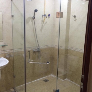 Cửa kính lùa mở quay phòng tắm
